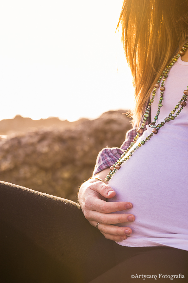 Sesión embarazada atardecer playa Liencres Santander collares tripa mujer