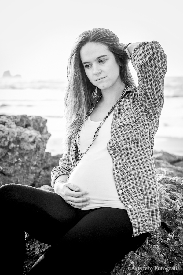 Sesión embarazada atardecer playa Liencres Santander mujer blanco negro