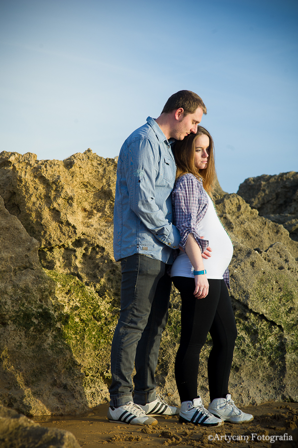 Sesión embarazada atardecer playa Liencres Santander ternura mar rocas pareja amor