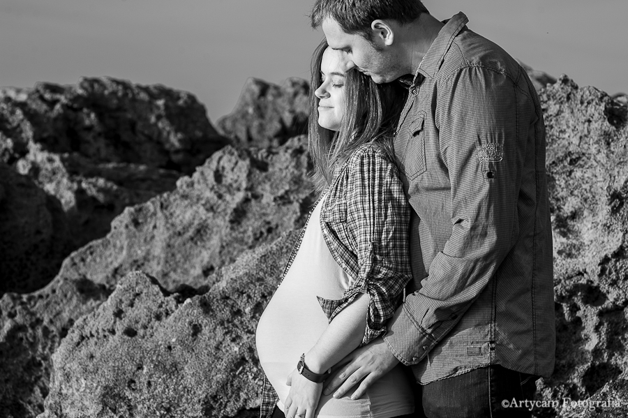 Sesión embarazada atardecer playa Liencres Santander blanco negro padres rocas mar amor