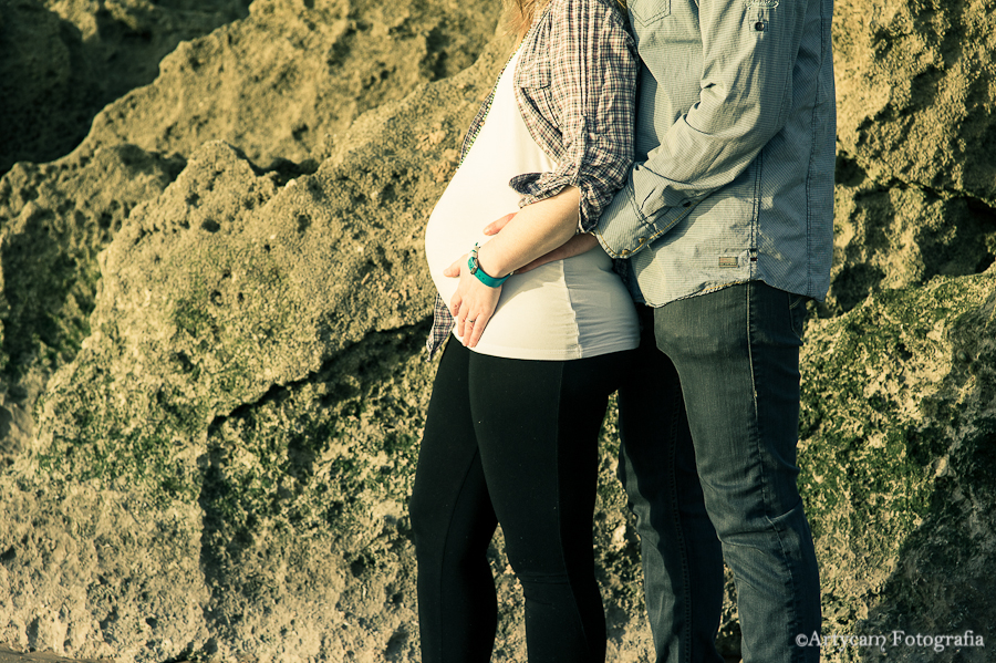 Sesión embarazada atardecer playa Liencres Santander rocas barriga abrazo