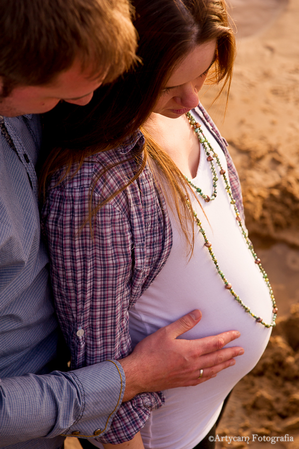 Sesión embarazada atardecer playa Liencres Santander barriga mano pareja 