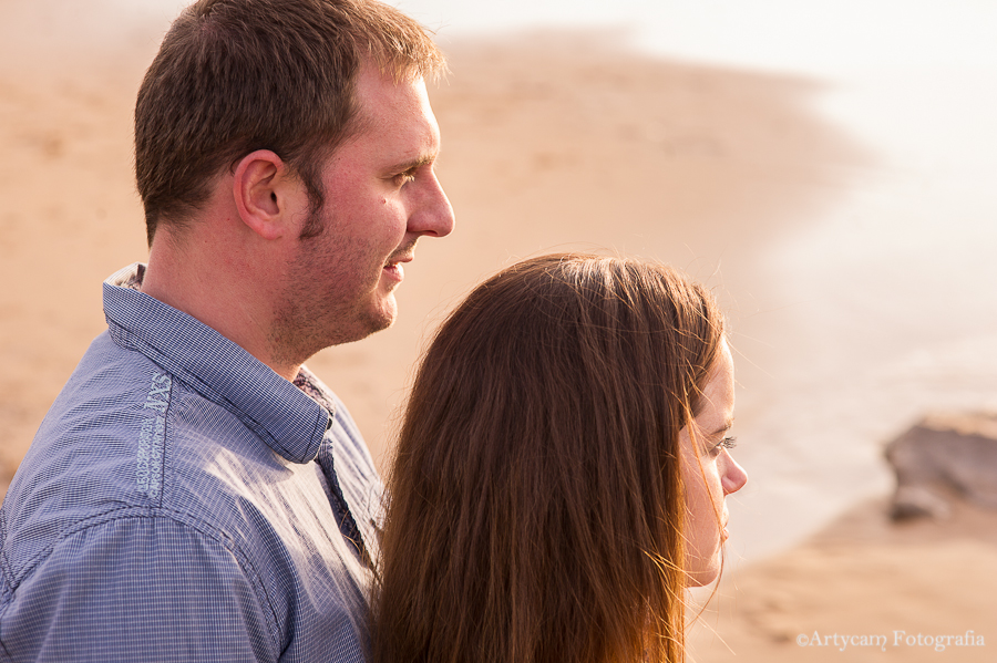 Sesión embarazada atardecer playa Liencres Santander pareja joven guapos