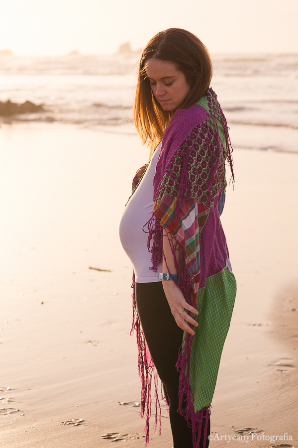 Sesión embarazada atardecer playa Liencres Santander mujer hippy mar madre