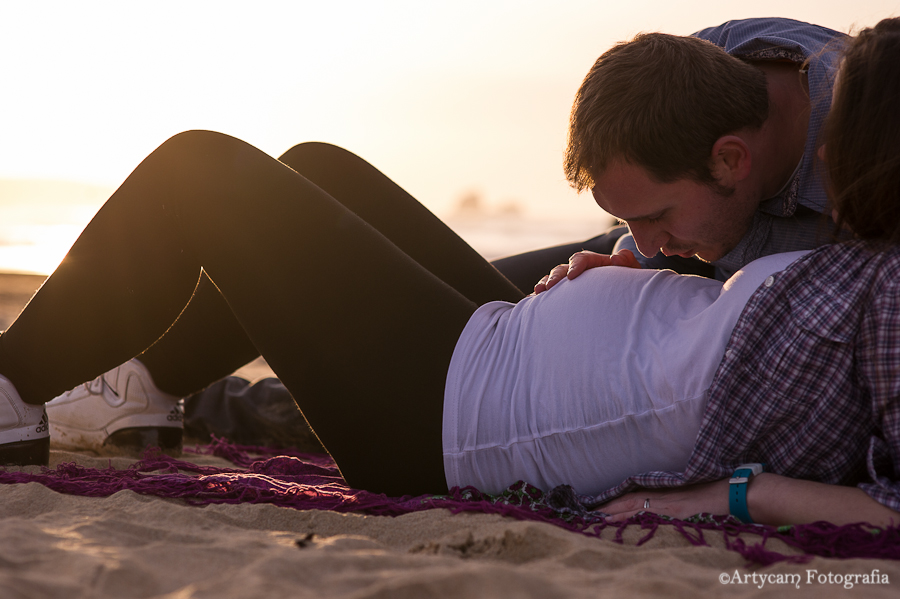 Sesión embarazada atardecer playa Liencres Santander beso padre barriga