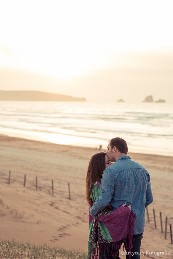 Sesión embarazada atardecer playa Liencres Santander amor ternura pareja