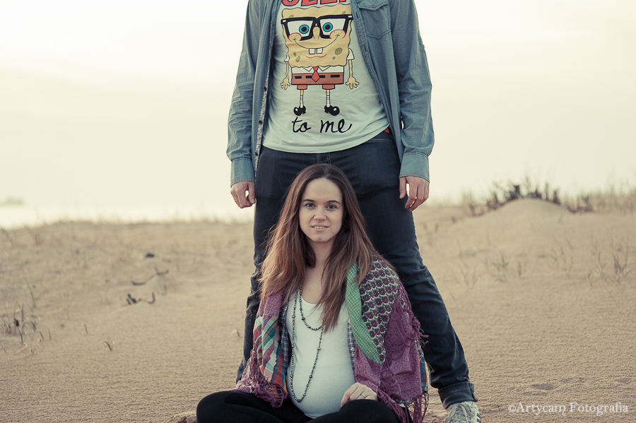 Sesión embarazada atardecer playa Liencres Santander pareja joven divertida bob esponja camiseta