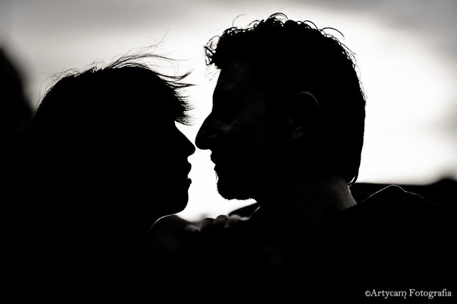 Fotografía artistica contraluz silueta rostros pareja blanco negro