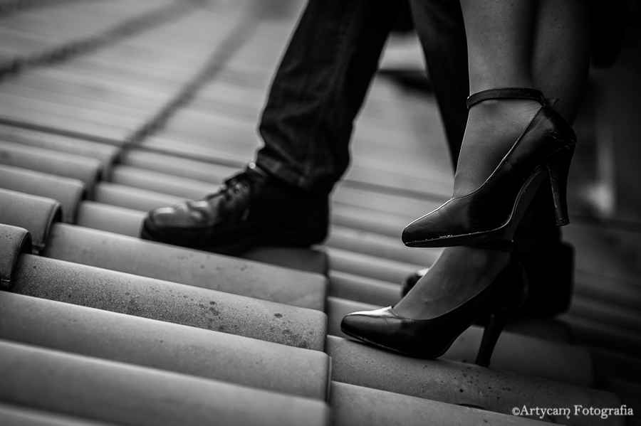 Fotografía artistica cine negro tejado zapatos mujer