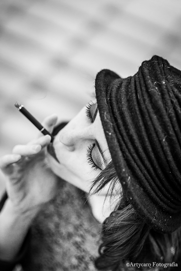 Fotografía artistica mujer blanco negro fumar elegancia femme fatal