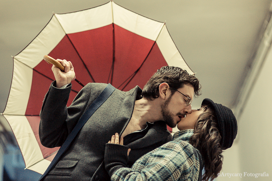 Fotografía artistica paraguas amor beso pareja