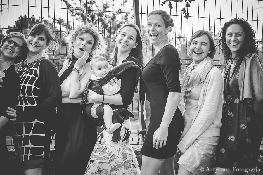 cahondeo chicas risas fotos grupo diferentes boda Trabanco Artycam Fotografía documental y artística Asturias