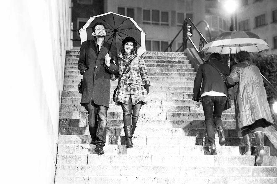 Fotografía artistica sesión paraguas noche balnco negro escaleras pareja
