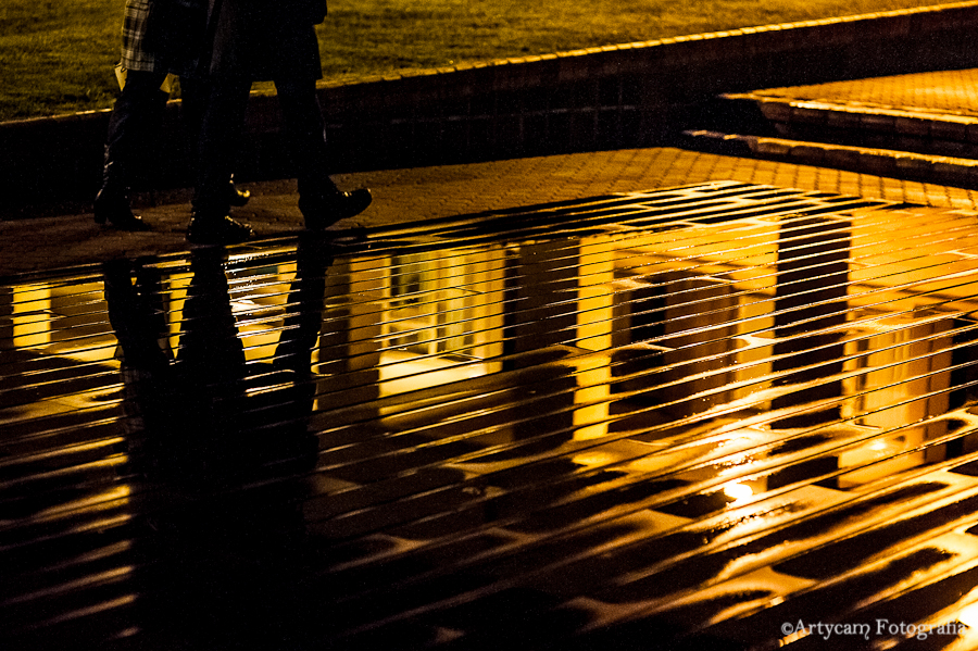 Fotografía artistica  lluvia suelo mojado noche