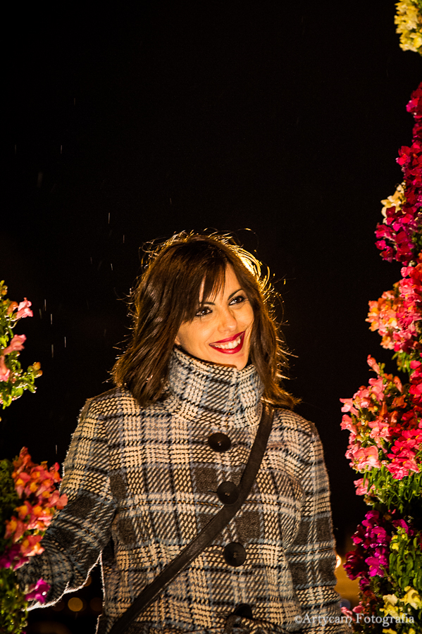 Fotografía artistica chica jardín flores noche ciudad lluvia