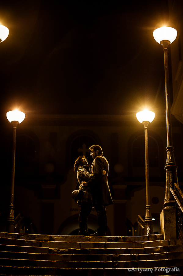 Fotografía artistica pareja amor romanticismo farolas noche ciudad