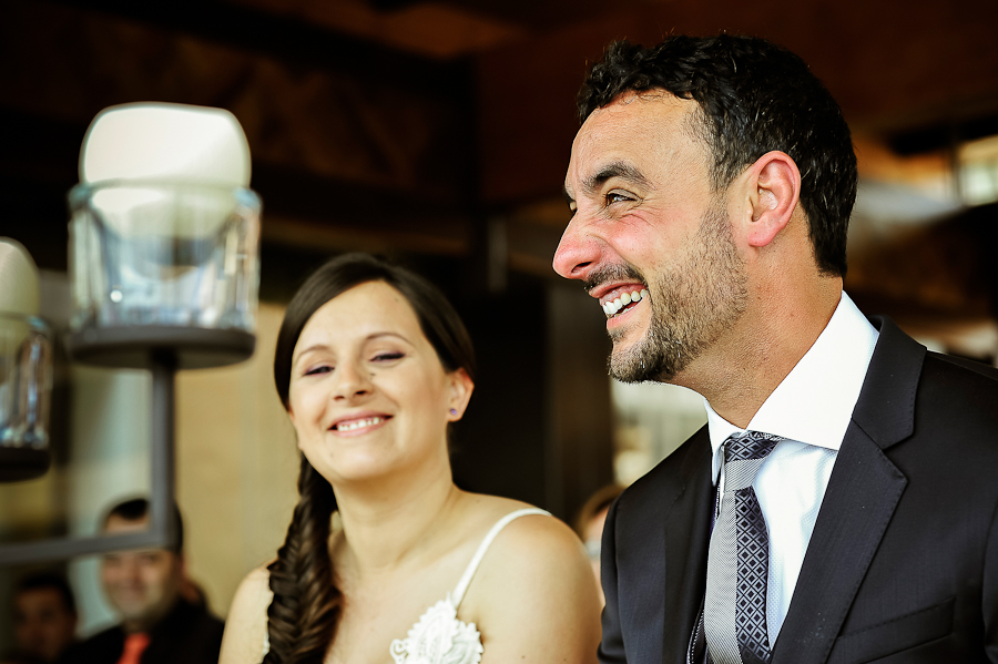 risas novios ceremonia boda civil Restaurante El Cigarral Cembranos salón pequeño