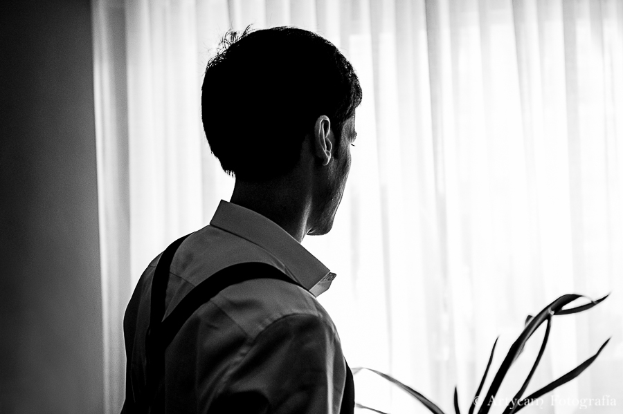 novio blanco negro mirar ventana artístico tirantes Artycam fotografía