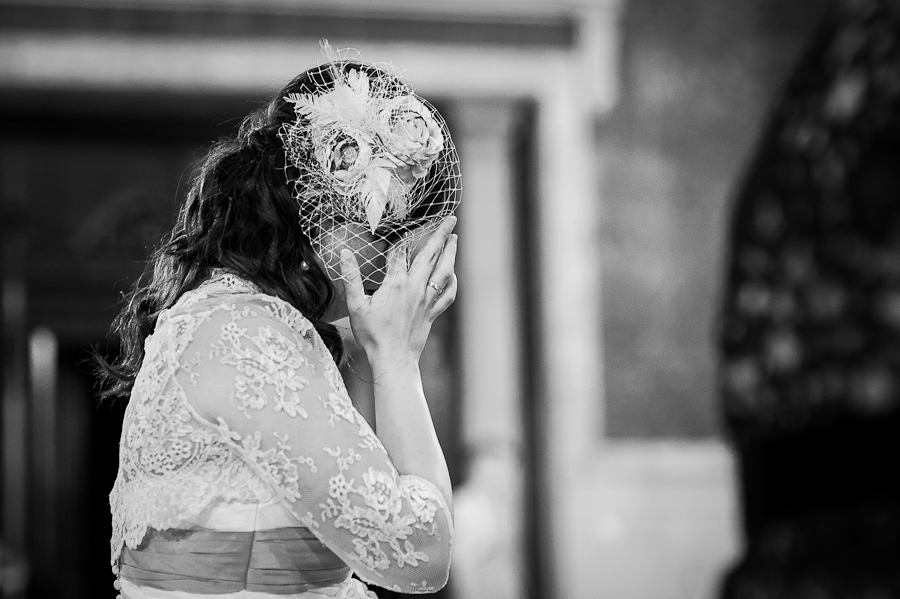 novia emocionarse llorar tocado negro iglesia santa Lucía artycam fotografía Santander León