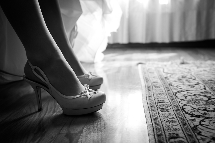 detalle blanco negro artistico zapatos novia casa alfombra 