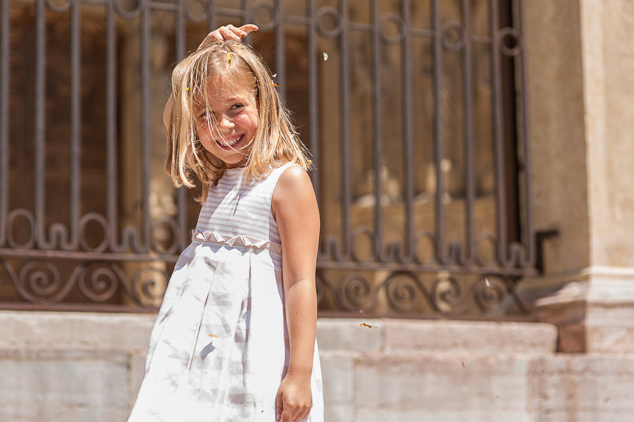 niña jugando sonrisa catedral de León Artycam fotografía