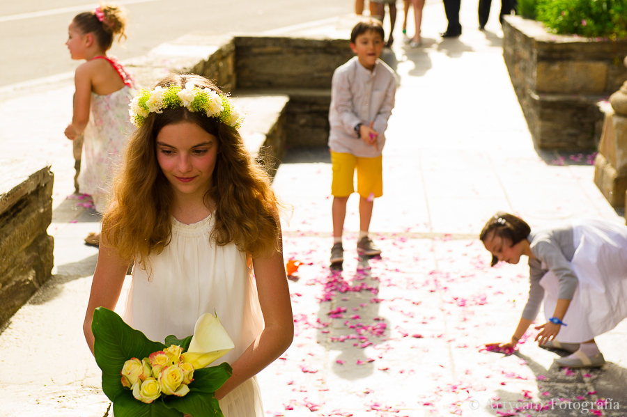 Artycam Fotografia niños arras pétalos flores
