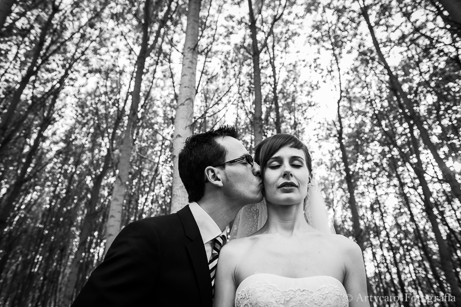 Artycam Fotografia reportaje boda novios campo bosque beso negro