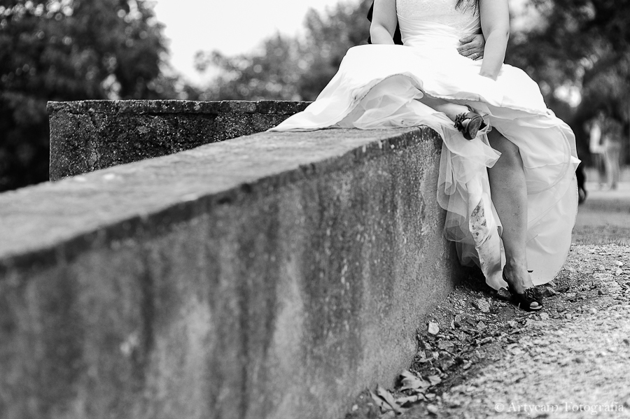muro vestido y zapato novia negro sentada vestido