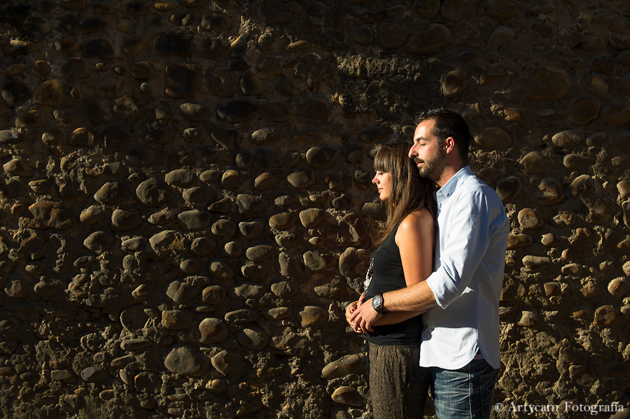 pareja ternura muralla piedra Fotografos diferentes León Artycam