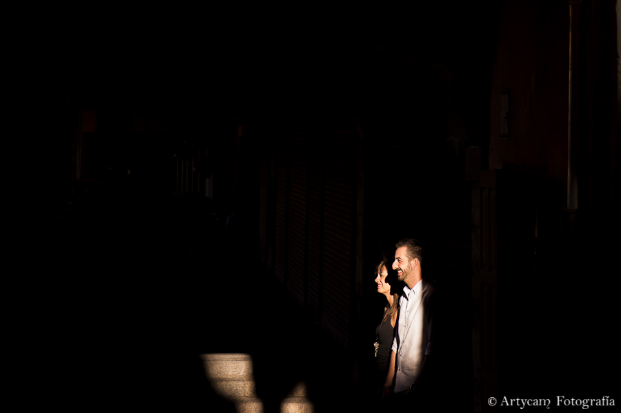 entrada de luz fondo negro oscuro calle pareja sol Fotografos diferentes León Artycam