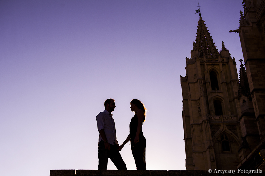 pareja silueta cielo torre catedral León Fotografos diferentes León Artycam