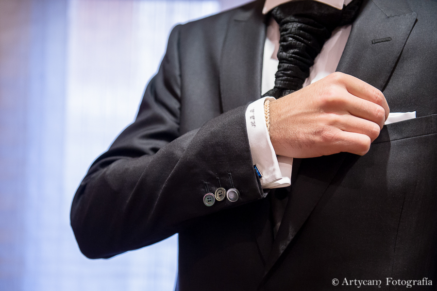 detalle mano traje novio puño botones corbata Artycam fotoperiodismo de boda Castilla y León 