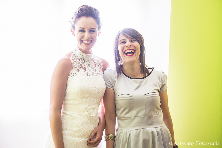 novia y amiga risas carcajada pared verde Artycam fotoperiodismo de boda Castilla y León 