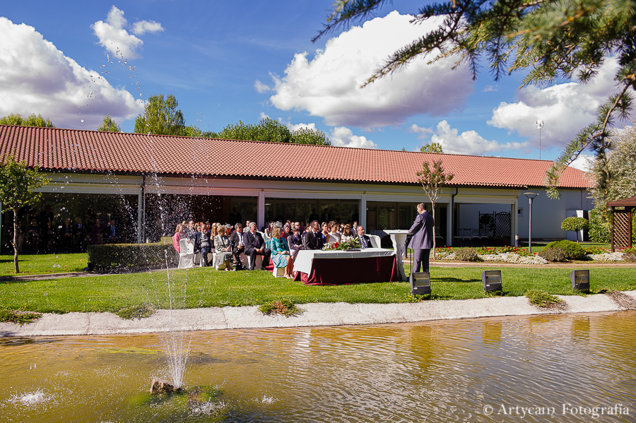 ceremonia civil La Realeza boda americana jardines fuentes estanque árboles Artycam fotoperiodismo de boda Castilla y León
