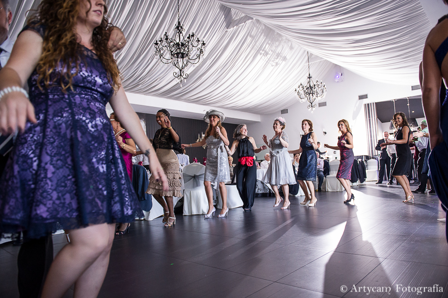 baile chicas corro salón artístico La Realeza Artycam fotoperiodismo de boda Castilla y León