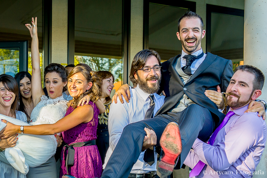 novios cachondeo coger amigos hombros jovenes invitados La Realeza Artycam fotoperiodismo de boda Castilla y León