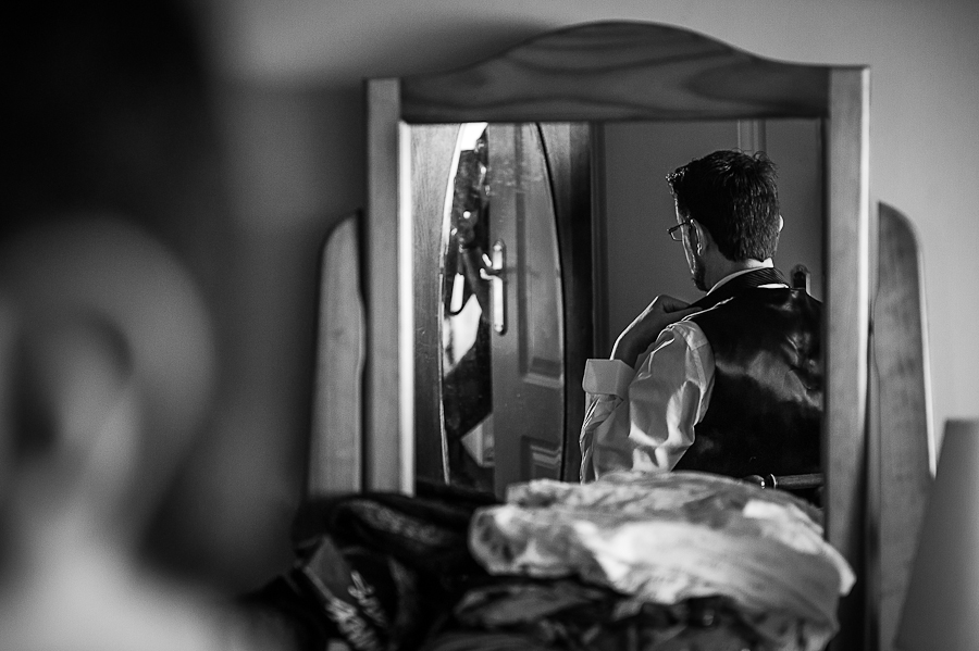 novio vestirse espejo habitación reflejo espalda artycam fotografía Santander León