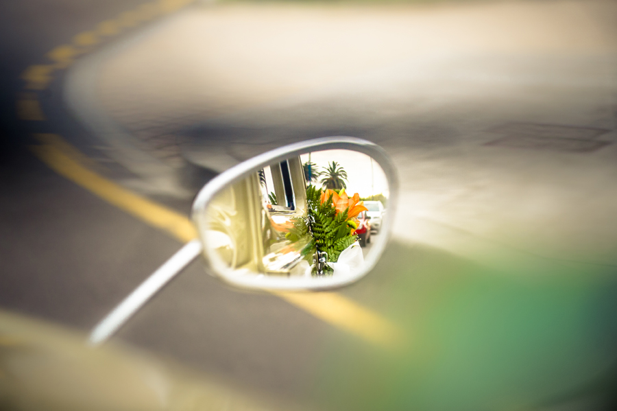 coche antiguo novia camino iglesia espejo retrovisor flores artycam fotografía Santander León