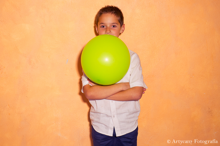 Photocall fondo naranja niño globo verde boca artycam foperiodismo nacional León