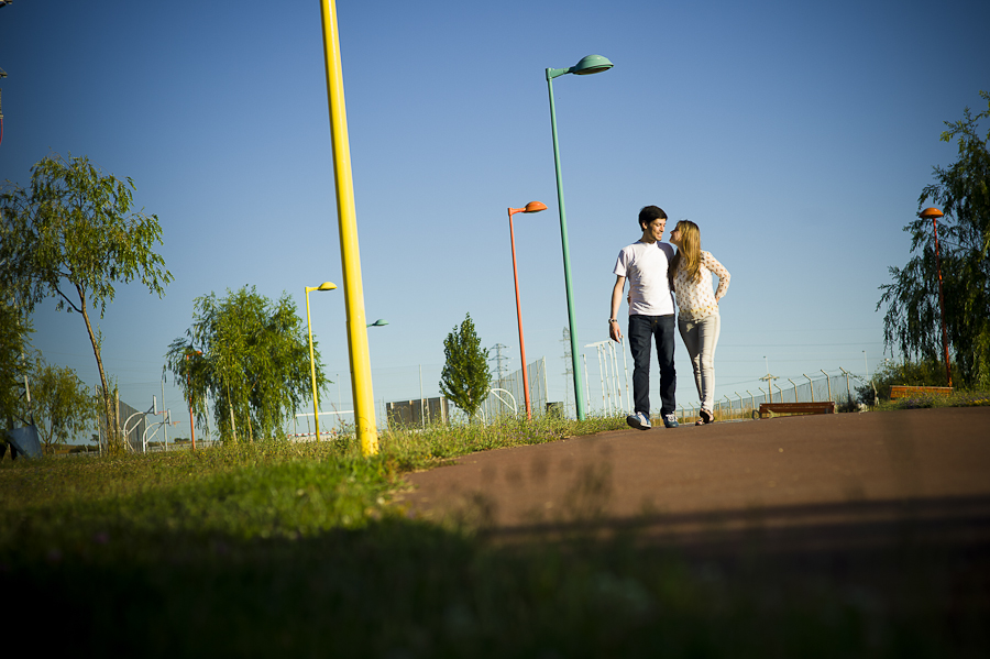 novios caminando paseo farolas colores abrazados reportaje pareja Artycam fotografía diferente León