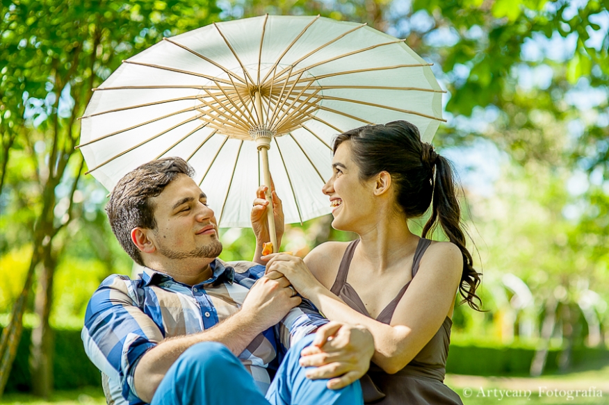 Fotografía sesión en pareja colorido paraguas campo  vestido marrón