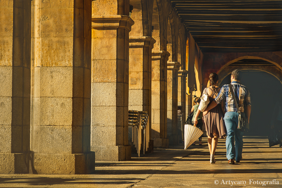 reportaje pareja caminando soportales arcos atardecer sol palza mayor Salamanca 