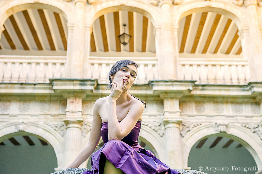 chica seducción belleza glamour elegancia patio arcos renacentistas arquitectura clásica vestido morado