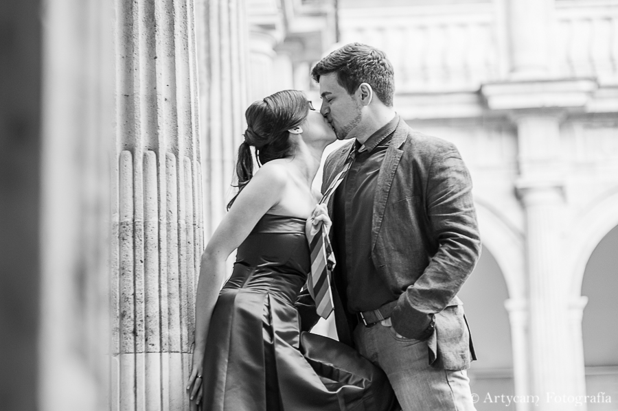 pareja beso cine antiguo negro romántico patio renacentista Salamanca columnas