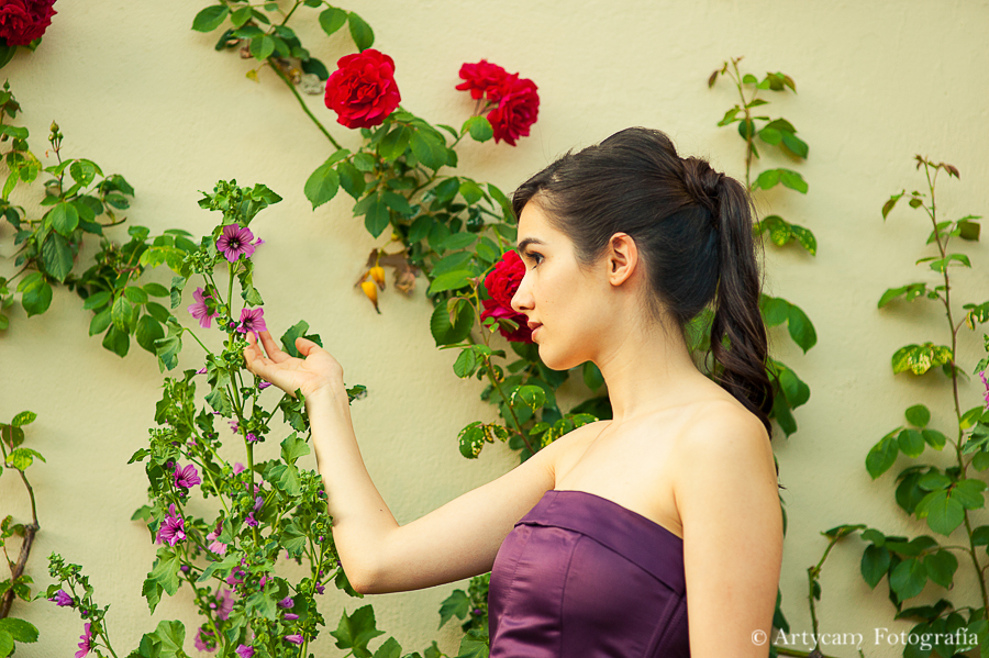 preboda chica belleza elegancia jardin flores morado rojo