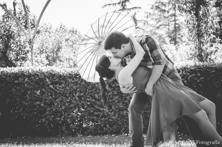 reportaje en pareja  paraguas chino japones jardín negro beso cine pelicula