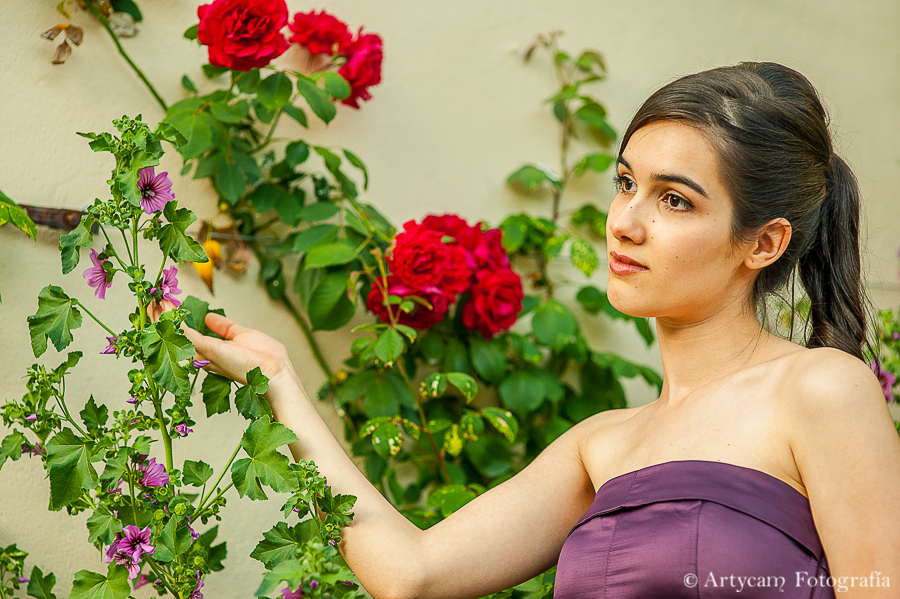 preboda chica belleza elegancia jardin flores vestido palabra honor morado rosas rojo