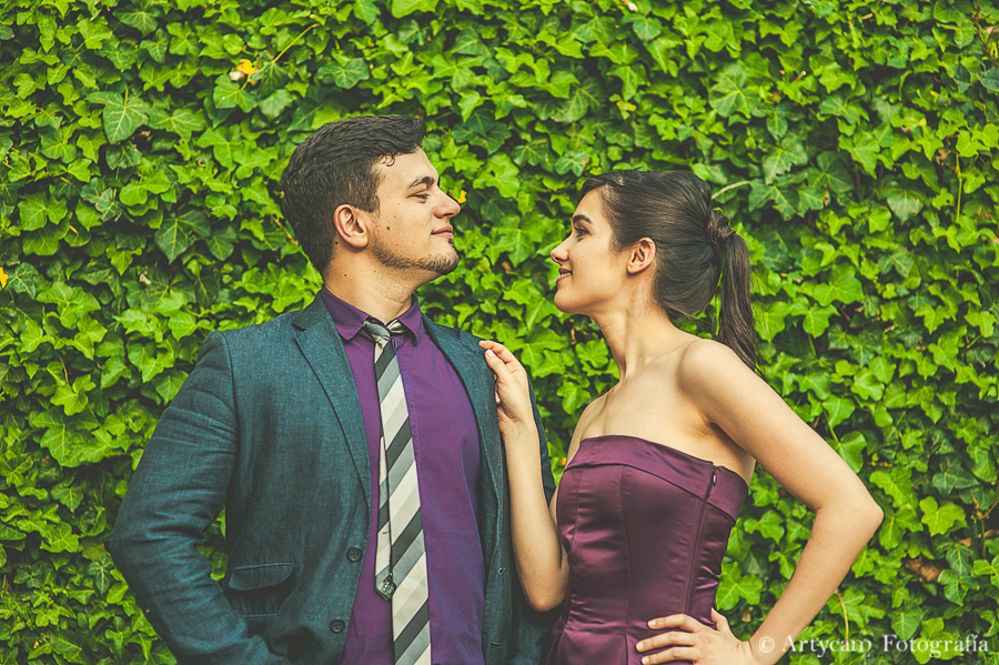 sesión preboda flirteo pareja elegante belleza vestido morado corbata gris jardín verde