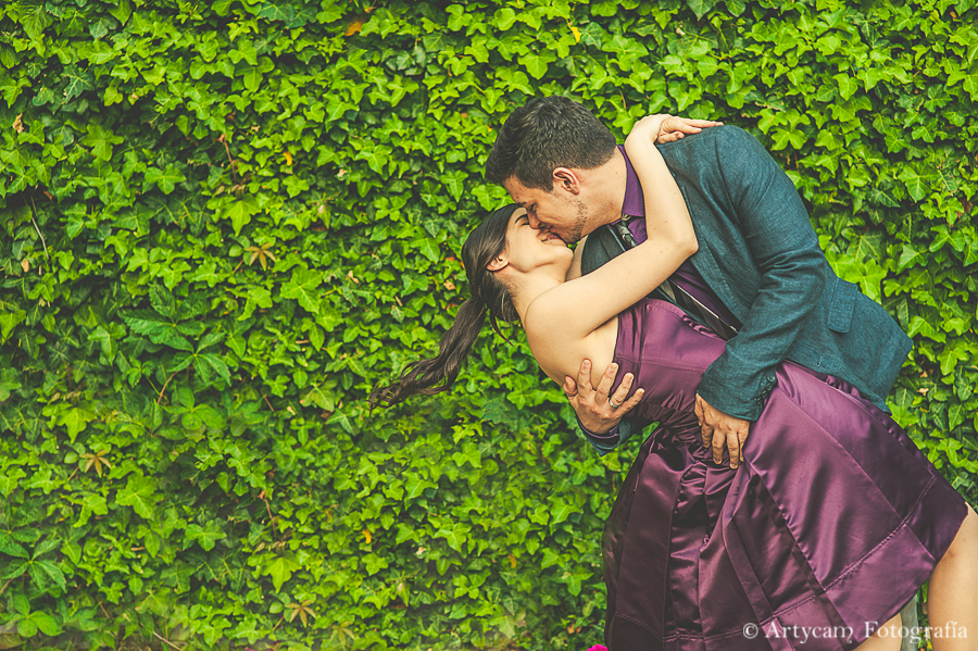 pareja preboda amor abrazo beso cine pelicula vestido morado jardin verde