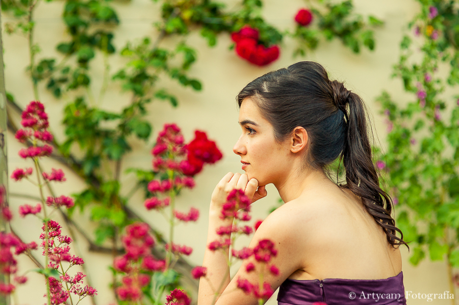 belleza joven chica jardín flores rojas verde vestido morado palbara honor modelo preciosa